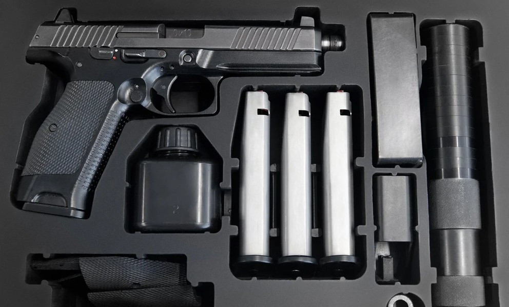 Súng có thân kim loại đen mờ, phần tay cầm có hình dáng tinh tế, như được đúc theo khuôn tay xạ thủ, tạo cảm giác dễ chịu cho người dùng.