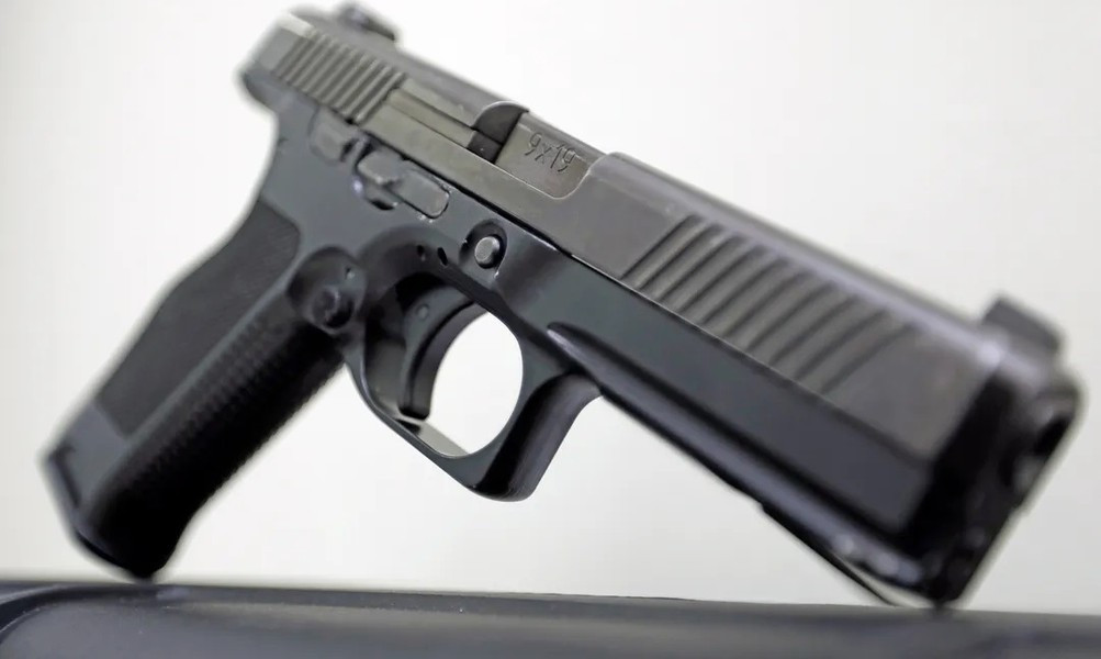 Một tính năng vượt trội khác của PL-15K so với súng ngắn Makarov là các nút và chốt kiểm soát đều nằm gọn trong tầm ngón tay của xạ thủ.