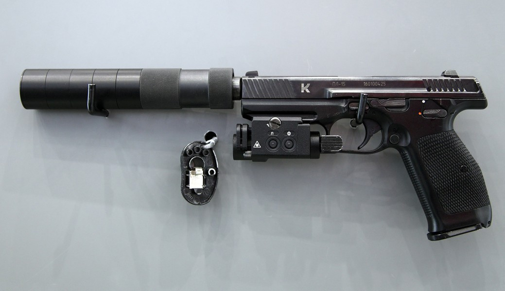 Mẫu súng dùng khóa nòng lùi ngắn dành cho các xạ thủ hoặc đặc vụ có nhiều kinh nghiệm, trong khi bản khóa nòng lùi dài sẽ được trang bị cho những binh sĩ mới làm quen với vũ khí, giúp họ bắn chính xác vào mục tiêu hơn.