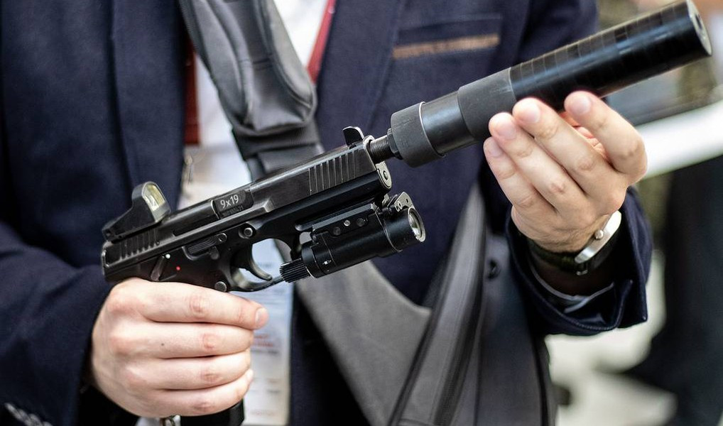 Súng ngắn PL-15K chỉ nặng 720 g, sử dụng hộp tiếp đạn chứa được 14 viên 9x19 mm Parrabellum.