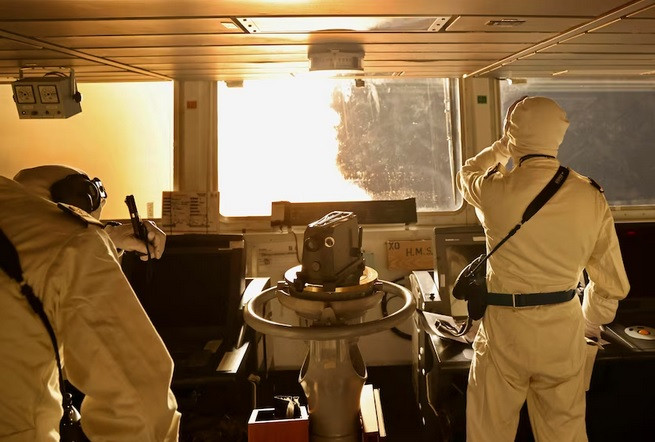 Tomahawk là tên lửa hành trình cận âm, tầm trung đến tầm xa (460-2.500 km), hoạt động trong mọi điều kiện thời tiết, được Hải quân Anh và Hải quân Mỹ sử dụng để tấn công mục tiêu mặt đất bằng tàu chiến và tàu ngầm Ảnh: AP.