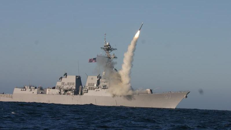 Nhà sản xuất Tomahawk Raytheon cho biết, Mỹ đã sử dụng tên lửa Tomahawk trong chiến đấu hơn 2.300 lần trong 32 năm qua, tất cả đều sử dụng biến thể thông thường của tên lửa hành trình. Cùng với tàu ngầm mang tên lửa dẫn đường lớp Ohio, Tomahawk có thể được bắn từ một loạt tàu mặt nước của Mỹ, bao gồm cả tàu khu trục mang tên lửa dẫn đường lớp Arleigh Burke. Tên lửa được phóng bằng Mark 41, hệ thống phóng thẳng đứng trên mặt đất hoặc trên tàu có thể được trang bị trên nhiều loại tàu chiến. Ảnh: US Navy.
