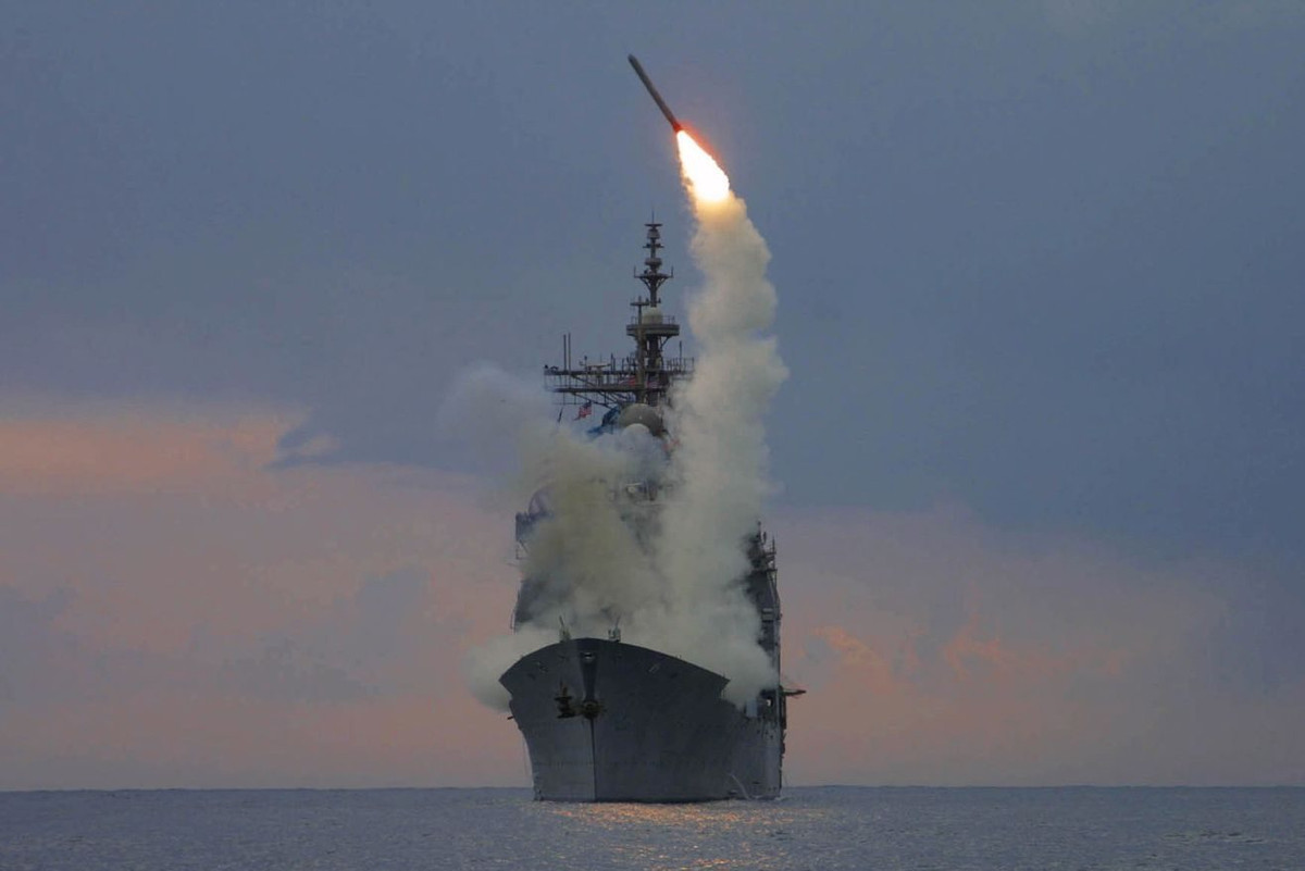 Tên lửa Tomahawk có tính năng GPS, radar chủ động, dẫn đường quán tính và dẫn đường dựa trên đường viền địa hình. Trong các biến thể mới nhất, máy thu GPS của tên lửa có thể chống nhiễu. Tên lửa Tomahawk là vũ khí quan trọng trong hầu hết các hoạt động quân sự và chiến tranh ở nước ngoài Mỹ kể từ khi kết thúc Chiến tranh Lạnh. Ảnh: IESD.