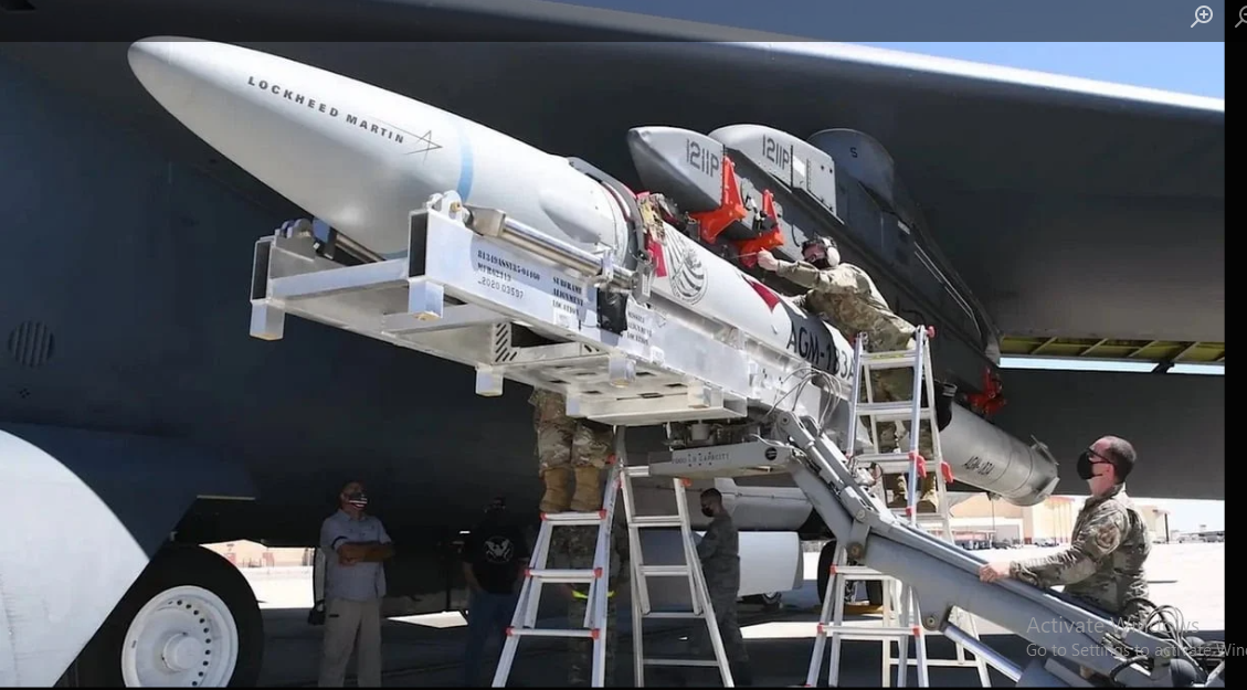 Động cơ Scramjet - Supersonic Combustion Ramjet (tạm dịch: động cơ phản lực đốt siêu thanh) là một biến thể của động cơ Ramjet. Với động cơ này, quá trình đốt cháy nhiên liệu sẽ diễn ra trong luồng không khí siêu thanh và sẽ đạt hiệu suất càng cao khi vận hành ở vận tốc càng lớn.