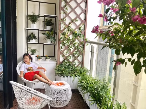 Phòng khách nối liền bàn ăn. Trong nhà, Xuân Lan thường xuyên cắm hoa để không gian luôn tươi mới, ấm cúng. Đặc biệt là khu vực ban công rất đẹp để hai mẹ con có thể ngồi trò chuyện, thư giãn và ngắm cảnh.