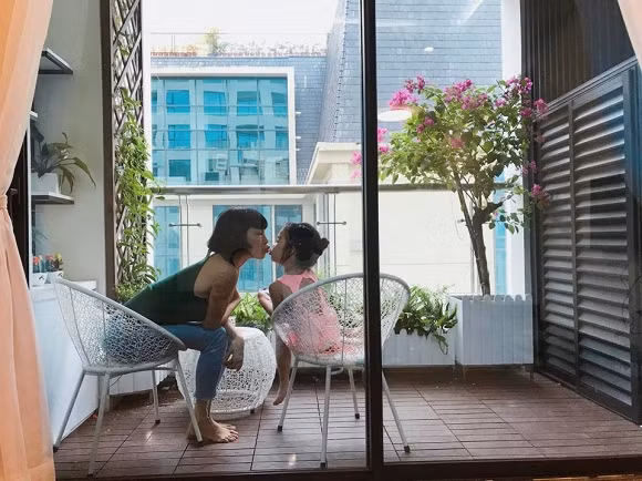 Xuân Lan là một siêu mẫu nổi tiếng trong làng thời trang Việt. Không chỉ làm nghề người mẫu mà cô còn mở học viện đào tạo những người có đam mê trình diễn thời trang, chụp ảnh ở nhiều lứa tuổi.