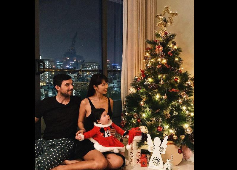 Các khu vực tủ âm tường nhiều ngăn, tiết kiệm không gian và lưu trữ được nhiều đồ đạc giúp không gian gọn gàng, sạch đẹp. Từ phòng khách căn hộ có thể ngắm nhìn khung cảnh thành phố.