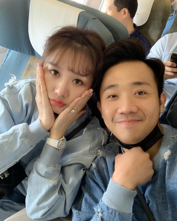Tran Thanh - Hari Won gay soc voi mat moc selfie tren may bay