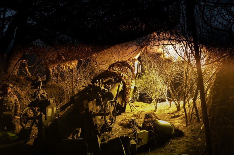 Tuy nhiên, không phải tất cả binh sĩ Ukraine đều tìm cách chạy trốn; một số vẫn ẩn nấp trong các tầng hầm, một số bị quân Nga “hun khói” để ra ngoài, và một số tự nguyện đầu hàng. Không quân Nga và pháo binh hạng nặng đã bắt đầu mở rộng tấn công sâu vào bên trong, nhắm vào xe bọc thép và công sự của quân Ukraine trong khu vực Kurakhove để chuẩn bị cho trận chiến chiếm thành phố. Ảnh: Bộ Quốc phòng Ukraine.