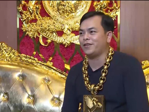 Phúc thấy người dân hiếu kỳ nên làm để thu hút sự chú ý, "câu view". Ngoài ra, dàn xe biển số ngũ quý thực chất cũng là biển số giả.