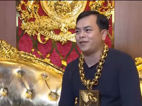 Phúc thấy người dân hiếu kỳ nên làm để thu hút sự chú ý, "câu view". Ngoài ra, dàn xe biển số ngũ quý thực chất cũng là biển số giả.