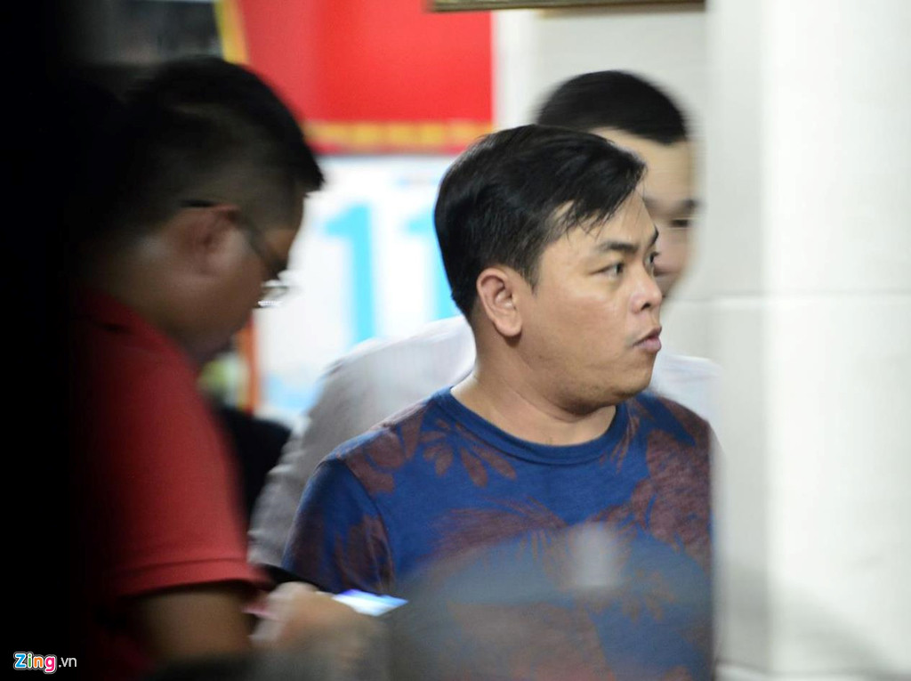 Trong các video đăng tải trên mạng, Phúc thường xuyên khoe bản thân có quan hệ rộng trong giới giang hồ và số tài sản kếch xù cùng dàn siêu xe biển ngũ quý của mình.