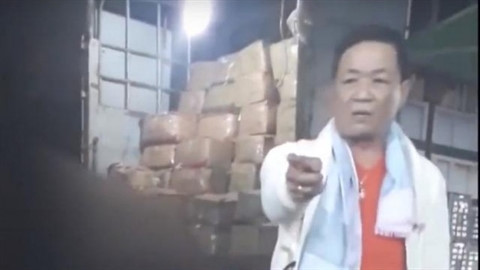 Trước đó, tối 20/9/2018, phóng sự về nạn bảo kê chợ Long biên được phát sóng trên kênh VTV. Để có thể tồn tại buôn bán, các tiểu thương tại chợ Long Biên sẽ phải đóng tiền bảo kê - mà Hưng "kính" là đối tượng cầm đầu.Nếu tiểu thương không đóng sẽ không có chỗ đỗ xe để chuyển hàng. Ngay sau khi phát sóng, phóng sự gây chấn động và khiến nhiều người tỏ ra căm phẫn trước những hình ảnh được ghi lại.