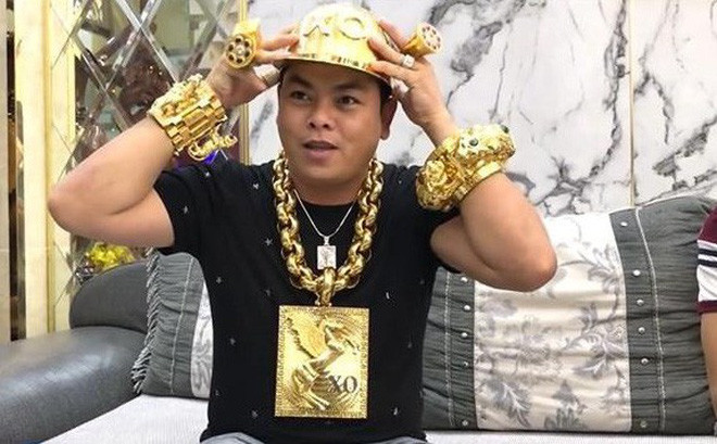  4. "Đại gia" đeo vàng Phúc "XO": Trần Ngọc Phúc (Phúc "XO", 36 tuổi) được biết đến là một hiện tượng mạng với biệt danh là "người đeo nhiều vàng nhất Việt Nam". Phúc "XO" có một lượng người theo dõi khủng trên trang cá nhân Facebook và YouTube.