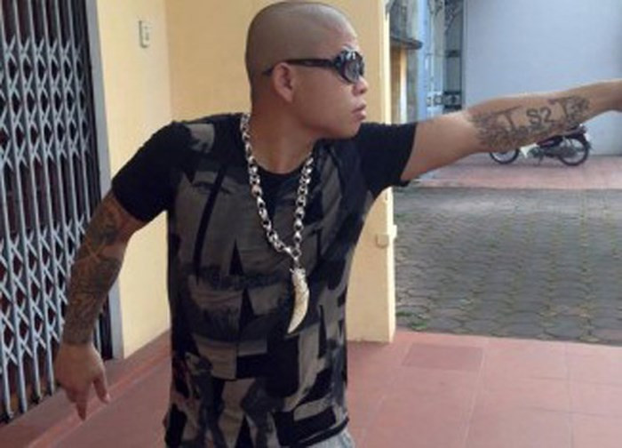 Người đàn ông 33 tuổi này thường quay clip chửi bới tục tĩu, đăng lên Facebook cá nhân, thu hút hàng trăm nghìn lượt xem. Trên trang cá nhân của Tuyền có hơn 700.000 lượt theo dõi chỉ nhờ việc... chửi bậy.