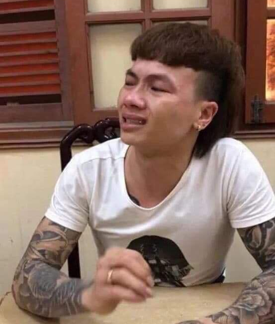 Khá "Bảnh" khóc lóc ân hận tại cơ quan công an.