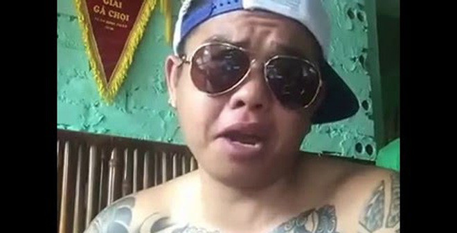 Một ngày đầu tháng 10/2016, Tuyền và nhóm bạn rủ nhau đi hát karaoke tại một quán ở TP Bắc Ninh. Tại đây, do mâu thuẫn với bạn hát trong quán karaoke, Tuyền mang súng và vật giống lựu đạn tới quán. Trên đường đi, anh ta chửi bới và nổ nhiều phát súng.