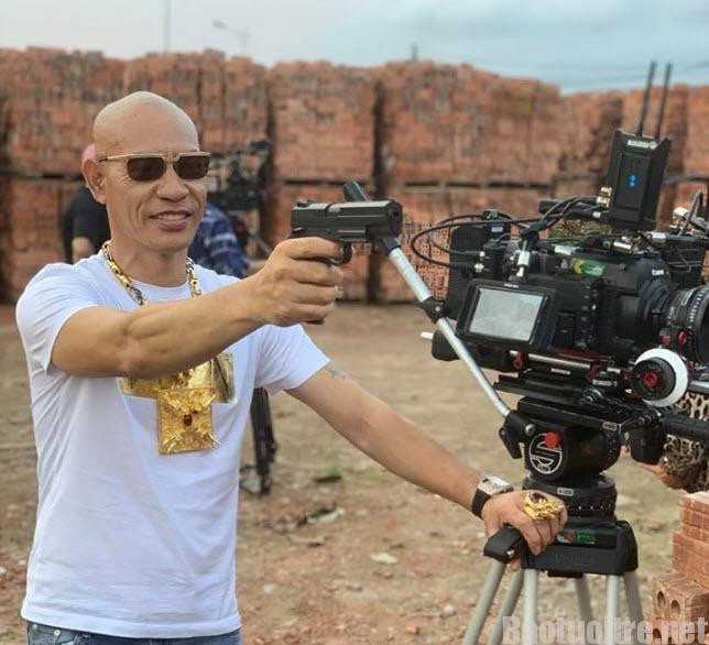 Để bảo vệ đàn anh, Cường rút súng hướng về nhóm bảo vệ rồi siết cò. Viên đạn trúng bụng anh Trần Văn Nghiêm (đội phó bảo vệ) khiến nạn nhân tổn hại 47% sức khỏe.