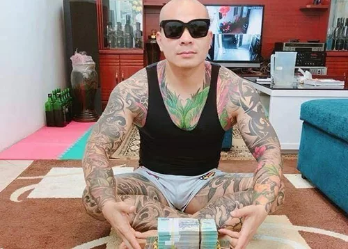 Tại trụ sở công ty, các đối tượng đe dọa, chửi bới, đe dọa dùng súng bắn. Ngoài ra, các đối tượng còn chửi bới, đuổi nhân viên công ty, theo dõi gia đình giám đốc, chụp ảnh vợ con những người này gây áp lực buộc phải trả số tiền 200 triệu đồng để các đối tượng chia nhau. Sau khi có tiền, các đối tượng vẫn tiếp tục quyết liệt đe dọa thì bị bắt giữ.