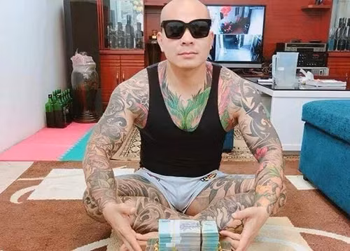 Tại trụ sở công ty, các đối tượng đe dọa, chửi bới, đe dọa dùng súng bắn. Ngoài ra, các đối tượng còn chửi bới, đuổi nhân viên công ty, theo dõi gia đình giám đốc, chụp ảnh vợ con những người này gây áp lực buộc phải trả số tiền 200 triệu đồng để các đối tượng chia nhau. Sau khi có tiền, các đối tượng vẫn tiếp tục quyết liệt đe dọa thì bị bắt giữ.