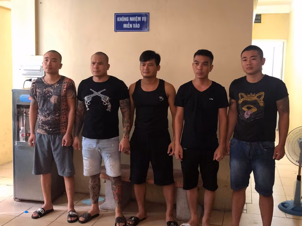 Hai bên thoả thuận, nếu đòi được thì Thịnh sẽ bồi dưỡng, nhưng không nói số tiền cụ thể. Nhân biết Quang “Rambo” là giang hồ nổi tiếng trên mạng xã hội và có nhiều đàn em chuyên đi thu hồi nợ nên đã rủ Quang cùng đi đòi số nợ trên. Ảnh: Các đối tượng tại cơ quan công an.