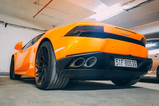 Như vậy, sau 9 chiếc được đưa về nước, đây là "siêu bò" Huracan đầu tiên tại Việt Nam gặp nạn. Trước đó, siêu xe Lamborghini Huracan màu cam này từng gây chú ý khi là chiếc thứ 5 được cho ra biển số trắng. Biển kiểm soát của chiếc siêu xe này cũng thuộc diện dễ nhớ là 51F-866.99.