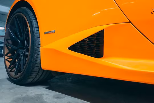 Với khối động cơ V10, nó chỉ mất khoảng 3,2 giây để tăng tốc từ 0-100 km/h trước khi đạt vận tốc tối đa 325 km/h. Mức tiêu hao nhiên liệu của xe trung bình từ 12,5 lít/100 km. Lực hãm của xe bắt nguồn từ bộ phanh được làm bằng vật liệu carbon-gốm.