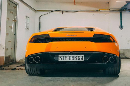 Lamborghini Huracan là siêu xe thay thế cho Gallardo với bộ khung làm từ sợi carbon/nhôm hybrid, trong khi thân xe chất liệu nhôm và composite. Kích thước dài, rộng, cao của xe lần lượt là 4.459 x 1.924 x 1.165 mm. Chiều dài cơ sở 2.620 mm và trọng lượng khô 1.422 kg.