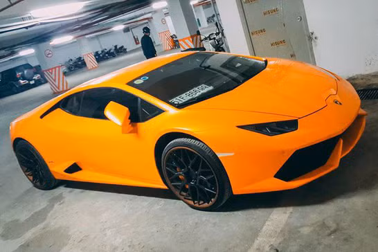 Trước đó, chiếc siêu xe gặp tai nạn vào ngày 3/3/2016, trên cao tốc Long Thành - Dầu Giây, TP HCM. Theo nhiều nguồn tin, siêu xe Lamborghini Huracan màu cam gặp nạn khi đang chạy tốc độ cao trên cao tốc và bị mất lái lao vào thanh chắn bên đường.