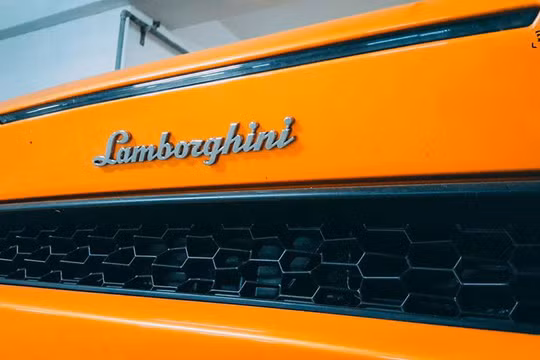 Tại thị trường không chính hãng, Lamborghini Huracan có giá bán từ 12 - 14 tỷ đồng cho xe đã qua sử dụng. Mức giá chính hãng của mẫu siêu xe thể thao này tại Việt Nam khoảng gần 17 tỷ đồng tuỳ từng phiên bản.