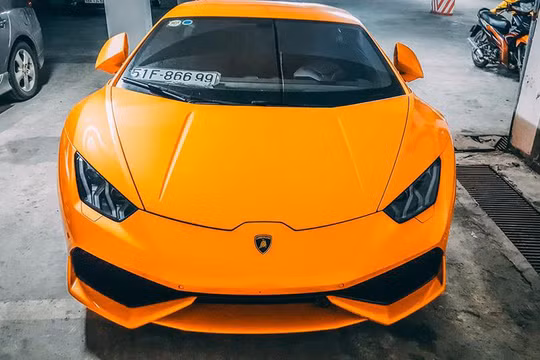 Sau 9 tháng từ vụ tai nạn "nát đầu" tại cao tốc Long Thành - Dầu Giây gây chấn động cộng đồng chơi xe Việt, mới đây hình ảnh chiếc siêu xe Lamborghini Huracan LP610-4 màu cam bất ngờ xuất hiện tại Lào Cai lại nhanh chóng thu hút sự quan tâm của nhiều người.