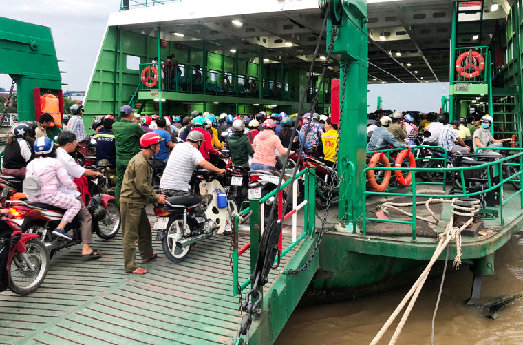 Nguoi dan un un do ve pha Cat Lai truoc gio ngung hoat dong-Hinh-4