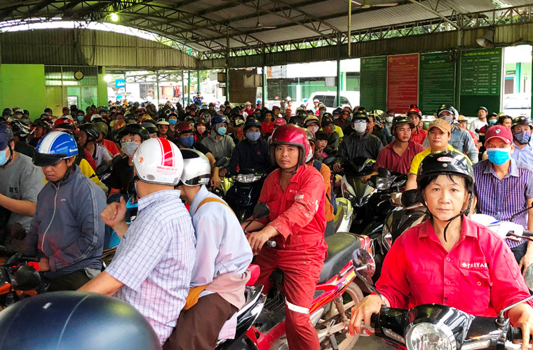 Nguoi dan un un do ve pha Cat Lai truoc gio ngung hoat dong-Hinh-2