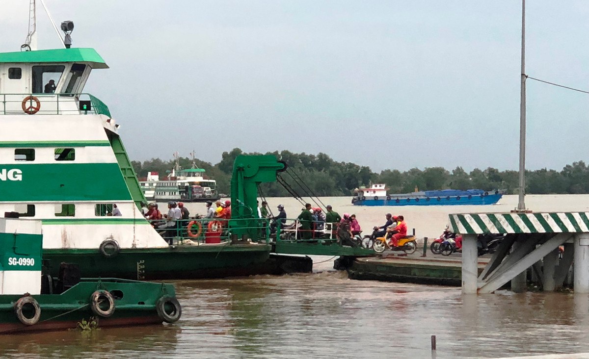 Nguoi dan un un do ve pha Cat Lai truoc gio ngung hoat dong-Hinh-3