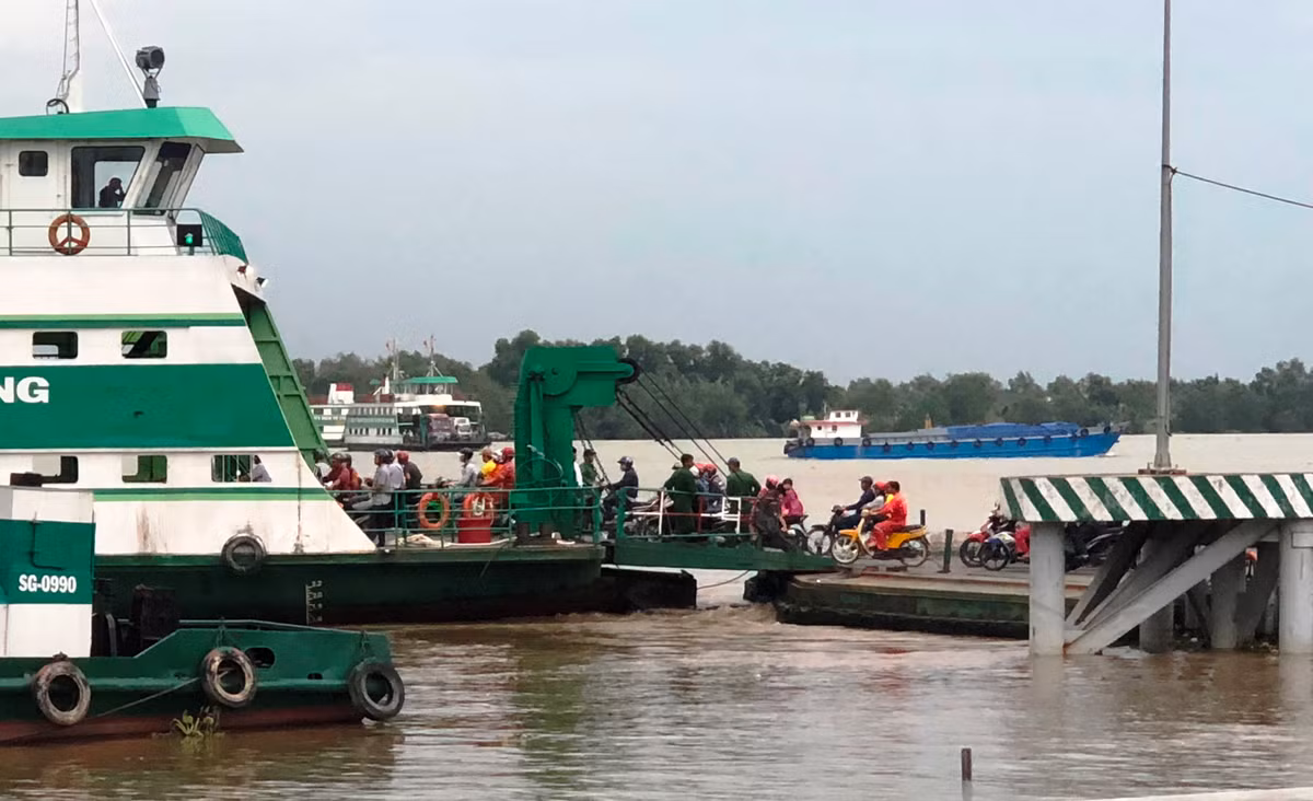 Nguoi dan un un do ve pha Cat Lai truoc gio ngung hoat dong-Hinh-3