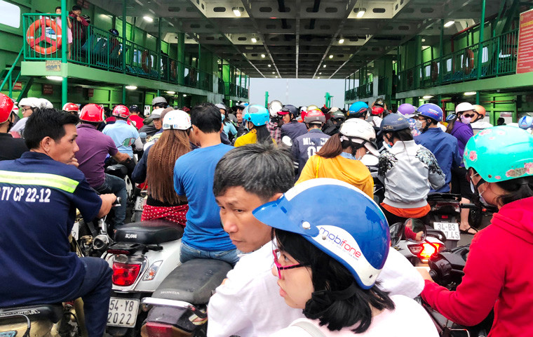 Nguoi dan un un do ve pha Cat Lai truoc gio ngung hoat dong-Hinh-7