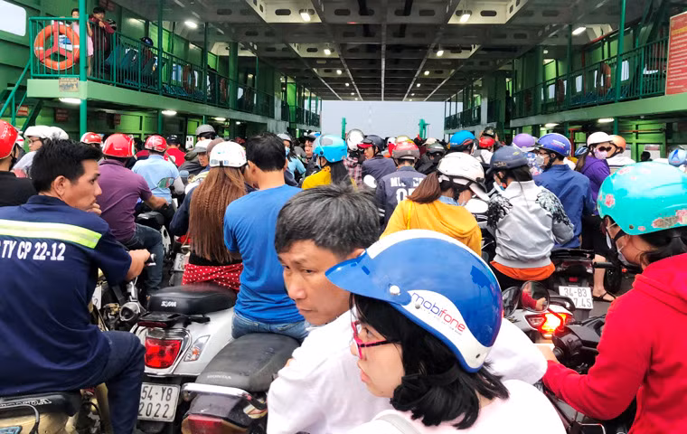 Nguoi dan un un do ve pha Cat Lai truoc gio ngung hoat dong-Hinh-7