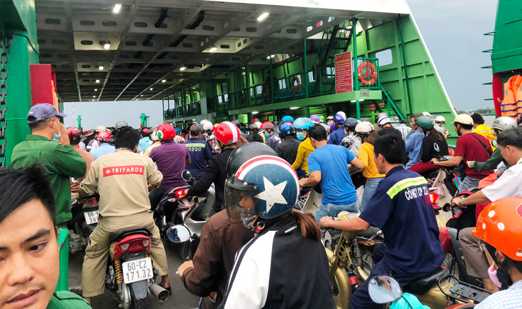 Nguoi dan un un do ve pha Cat Lai truoc gio ngung hoat dong-Hinh-6