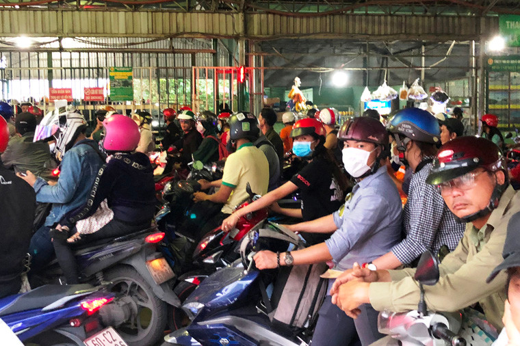 Nguoi dan un un do ve pha Cat Lai truoc gio ngung hoat dong