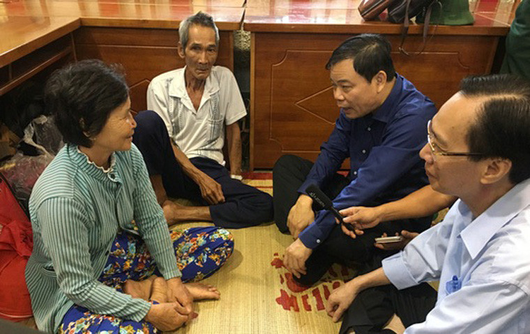 Bộ trưởng và lãnh đạo TP.HCM thăm người dân Cần Giờ.