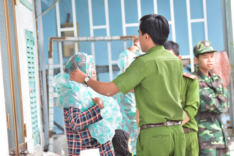 Lực lượng Công an, Bộ đội biên phòng tích cực thực hiện công tác di tản người dân trước khi bão đổ bộ.