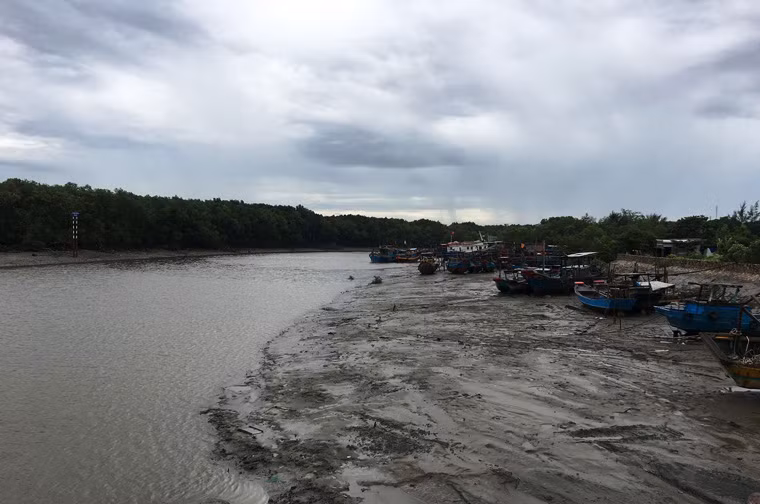 Thời tiết vùng biển Cần Giờ vào sáng nay 24/11 chuyển xấu, mây đen giăng kín. Theo dự báo của cơ quan chức năng, Nam Bộ, mà cụ thể là TP.HCM sẽ chịu ảnh hưởng trực tiếp bão số 9.