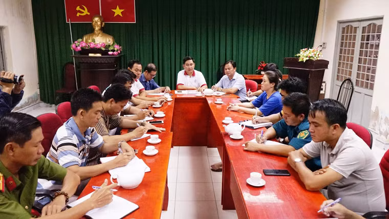 Theo ông Đoàn Khánh Điệp, chánh văn phòng Ban chỉ huy phòng chống thiên tau huyện Cần Giờ, công tác di tản dân đi tránh báo đã sẵn sàng. Đến sáng nay (24/11), các xã đã di tản các hộ dân ở vùng xung yếu, gần sông, biển đến khu vực kiên cố như trường học, UBND xã. Dự kiến có gần 4.000 người dân huyện Cần Giờ được di tản nếu bão đổ bộ.