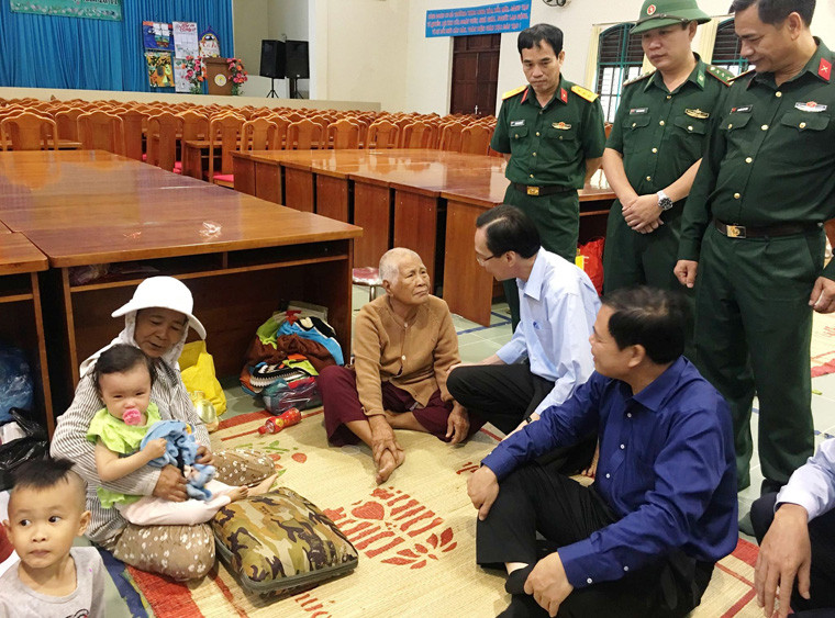 Bộ Trưởng Bộ Nông nghiệp và Phát triển nông thôn Nguyễn Xuân Cường và Phó chủ tịch UBND TP Lê Thanh Liêm đến thăm hỏi người dân ở nơi tránh bão.