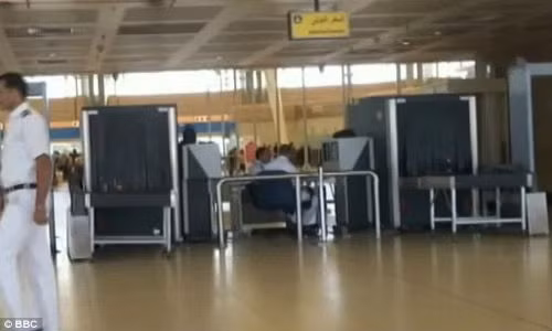 Nhân viên ăn tiền cũng là một vấn nạn nhũng nhiễu tại sân bay Sharm el-Sheikh.