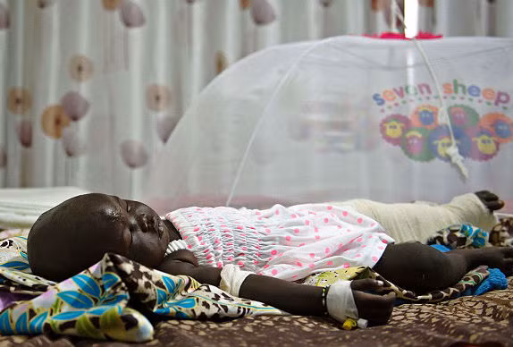 “Cứ như Chúa đã can thiệp vậy”, phóng viên Achol Deng đến từ Đài truyền hình nhà nước Nam Sudan nói về sự sống sót kỳ diệu của bé Nyalou. Cô là một trong số những người đầu tiên có mặt tại hiện trường máy bay rơi. Cô đã phát hiện Nyalou còn sống và tìm cách nhanh chóng đưa bé tới bệnh viện.