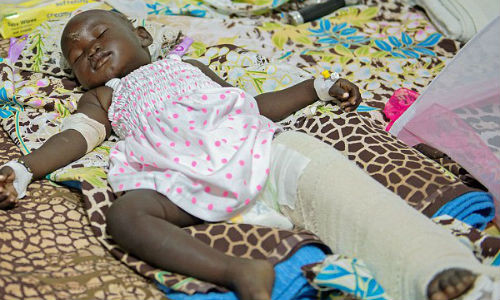 Nyalou đang được điều trị trong bệnh viện. Chân trái của bé bị gãy sau vụ tai nạn hàng không được cho là đã khiến 41 người thiệt mạng hôm 4/11.