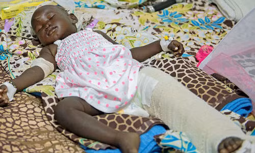 Nyalou đang được điều trị trong bệnh viện. Chân trái của bé bị gãy sau vụ tai nạn hàng không được cho là đã khiến 41 người thiệt mạng hôm 4/11.