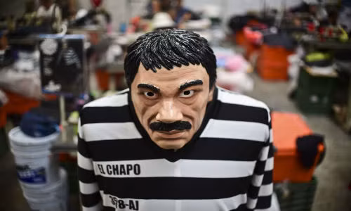Chiếc áo tù nhân sọc đen trắng cùng mặt lạ hình trùm ma túy Mexico Joaquin “El Chapo” Guzman trở thành trang phục “hot” nhất trong lễ hội Halloween tại Mexico năm 2015. Hồi tháng 7/2015, gã lùn “El Chapo” đã trốn thoát khỏi nhà tù an ninh nghiêm ngặt nhất Mexico bằng một đường hầm và đang bị truy nã gắt gao.