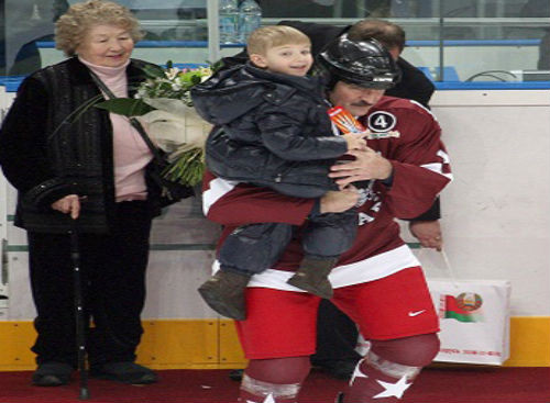 Tổng thống Belarus Alexander Lukashenko bồng bế cậu con trai xinh xắn Nikolai.